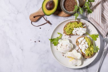 Paskalya kahvaltısı ya da brunch. Ispanaklı haşlanmış yumurta ve pancar salatası, peynirli peynir, mermer masa üstünde nohut. En üstteki düz yerde. Boşluğu kopyala. 