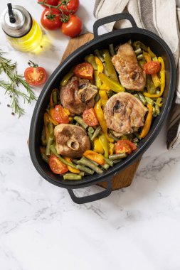 Mermer bir masanın üstünde baharatlı ve sebzeli fırında hindi eti bifteği. Tavada ızgara hindi bifteği. Göğüs filetosu. En üstteki düz yerde. Boşluğu kopyala.