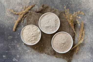 Yemek ve pişirme malzemeleri. Buğday unu, buğday taneleri, kepek ve buğday unundan elde edilir. Üst görünüm düzlüğü.