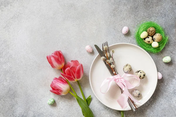 Festive Easter Table Setting Painted Eggs Spring Flowers Cutlery Light — Foto Stock