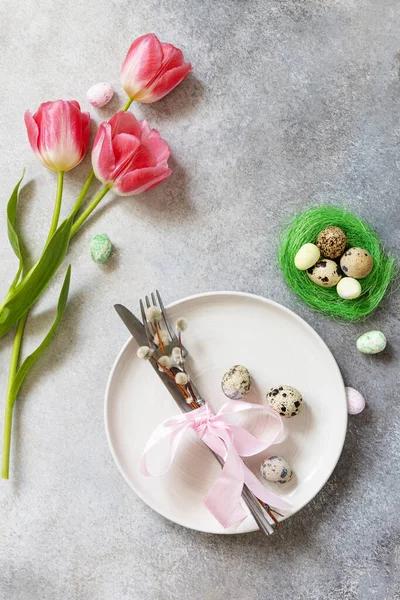 Festive Easter Table Setting Painted Eggs Spring Flowers Cutlery Light — Foto Stock