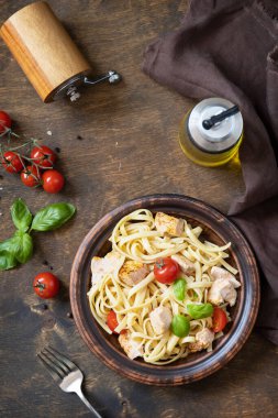 Akdeniz mutfağı, deniz ürünleri diyeti. İtalyan spagetti makarna soslu tuzlu somon, kırsal masa üstünde beşamel soslu. Üst görünüm düzlüğü.