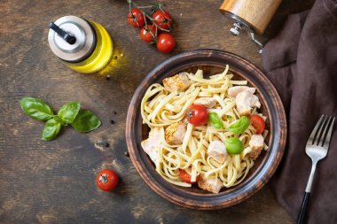 Akdeniz mutfağı, deniz ürünleri diyeti. İtalyan spagetti makarna soslu tuzlu somon, kırsal masa üstünde beşamel soslu. Üst görünüm düzlüğü.