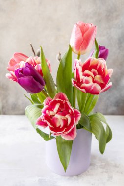 Bir buket pembe ve mor laleler. Anneler günü tatili konsepti. 