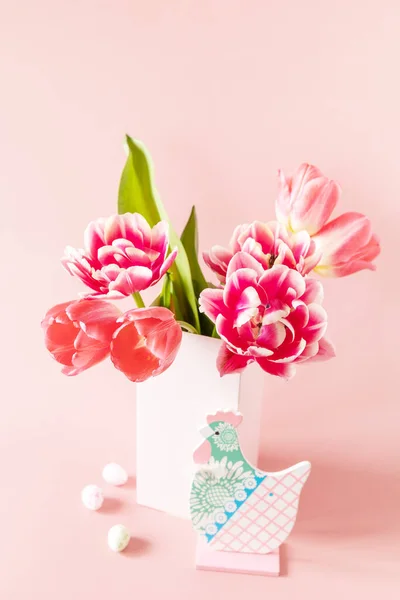 Bouquet Pink Purple Tulips Colorful Quail Eggs Pink Background Spring — Foto Stock