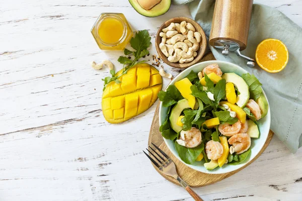 Vegetarian Vegan Healthy Food Salad Arugula Mango Avocado Shrimp Pecans — Stock Photo, Image