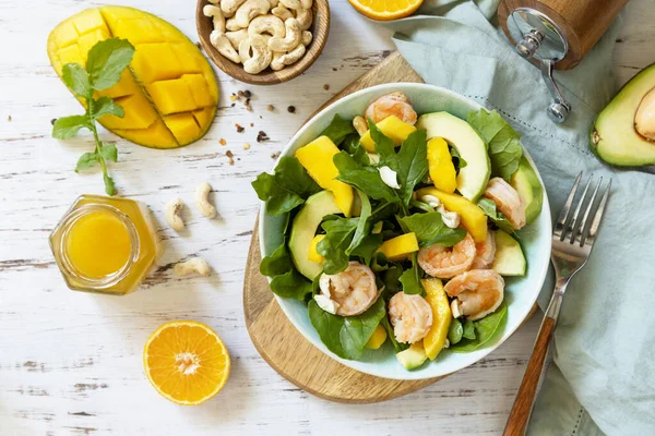 Vegetarian Vegan Healthy Food Salad Arugula Mango Avocado Shrimp Pecans — Fotografia de Stock