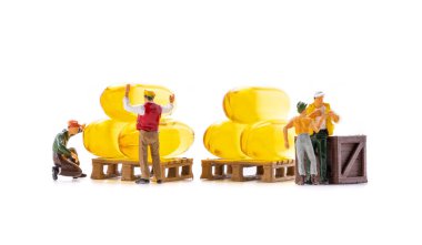 Minyatür insan işçiler taşımacılık balık yağı destek kapsülleri beyaz arka plan, sağlık hizmetleri ve tıbbi iş konseptinde izole edilir.