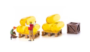 Minyatür insan işçiler taşımacılık balık yağı destek kapsülleri beyaz arka plan, sağlık hizmetleri ve tıbbi iş konseptinde izole edilir.