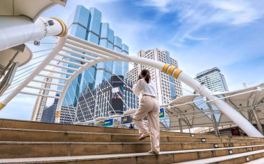 BANGKOK, THAILAND - 1 Aralık 2021: Sathorn İş Bulma Merkezi 'nde Chong Nonsi hava yürüyüşü, Bangkok Metropolis' in modern mimari binası ve yaşam aktiviteleri