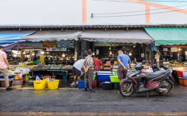 Rayong, Tayland - 2021 Kasım 07: Covid-19 'dan sonra Taze deniz ürünleri pazarı Ban Phe liman köyünde Rayong, Tayland' daki Koh Sa-med adasına vapurla gitmek için sokağa çıkma yasağı