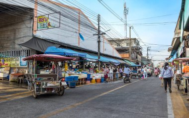 Rayong, Tayland - 2021 Kasım 07: Covid-19 'dan sonra Taze deniz ürünleri pazarı Ban Phe liman köyünde Rayong, Tayland' daki Koh Sa-med adasına vapurla gitmek için sokağa çıkma yasağı