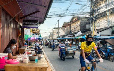 Rayong, Tayland - 2021 Kasım 07: Covid-19 'dan sonra Taze deniz ürünleri pazarı Ban Phe liman köyünde Rayong, Tayland' daki Koh Sa-med adasına vapurla gitmek için sokağa çıkma yasağı