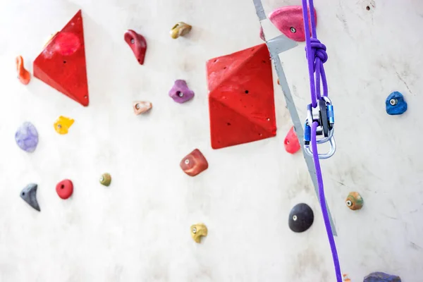 登山や登山のトレーニング スポーツ活動のコンセプトのための屋内ロッククライミングシミュレーションの壁 — ストック写真