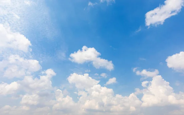 Heldere Blauwe Lucht Met Witte Pluizige Wolken Natuurlijke Lucht Achtergrond — Stockfoto