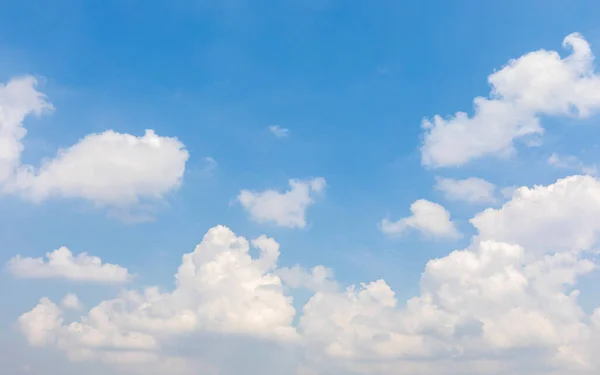 Heldere Blauwe Lucht Met Witte Pluizige Wolken Natuurlijke Lucht Achtergrond — Stockfoto