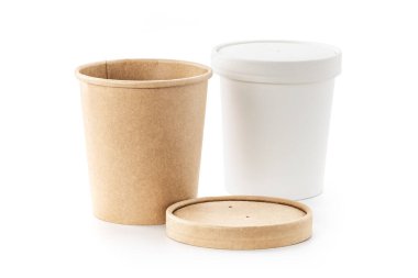 Ekoloji ürün tasarımı için boş ambalaj kağıdı fincanı beyaz arkaplanda izole edilmiş bir maket.
