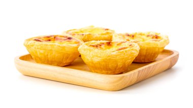 Beyaz arka planda izole edilmiş ahşap tabakta nefis çıtır keklik yumurtası.