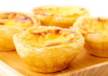 Yumurtalı tart, ahşap tabakta çıtır çıtır, yakın plan çekimde.