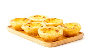 Beyaz arka planda izole edilmiş ahşap tabakta nefis çıtır keklik yumurtası.