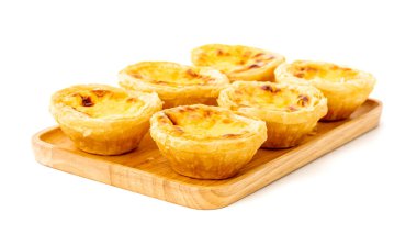 Beyaz arka planda izole edilmiş ahşap tabakta nefis çıtır keklik yumurtası.