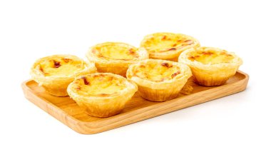 Beyaz arka planda izole edilmiş ahşap tabakta nefis çıtır keklik yumurtası.