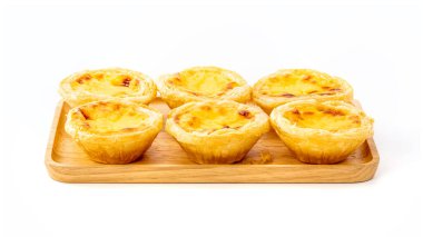 Beyaz arka planda izole edilmiş ahşap tabakta nefis çıtır keklik yumurtası.