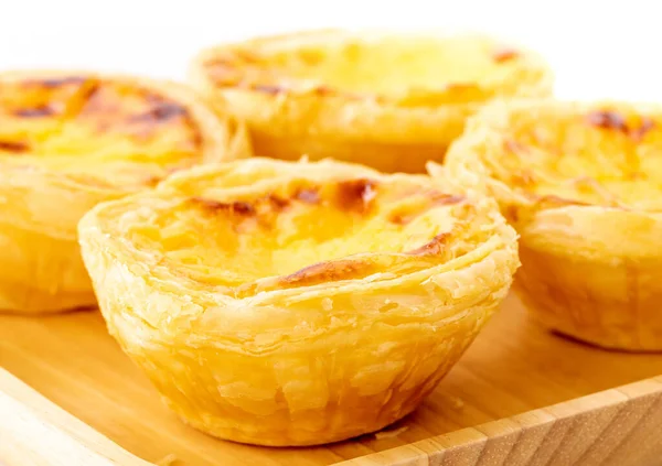 Yumurtalı tart, ahşap tabakta çıtır çıtır, yakın plan çekimde.