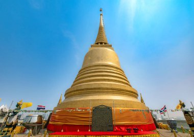 Parlak mavi gökyüzü ile dağda antik altın pagoda, Tayland Bangkok 'ta ünlü bir simge