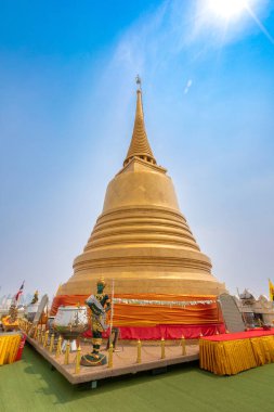 Parlak mavi gökyüzü ile dağda antik altın pagoda, Tayland Bangkok 'ta ünlü bir simge