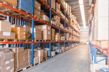 Endüstriyel depolama fabrikasının sanayi deposundaki kutularda seçici odaklı raflar.