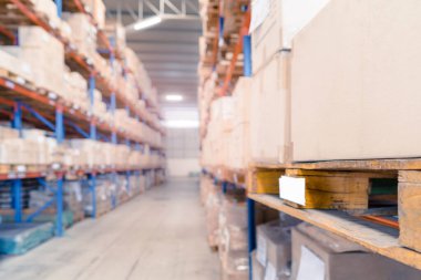 Endüstriyel depolama fabrikasının sanayi deposundaki kutularda seçici odaklı raflar.