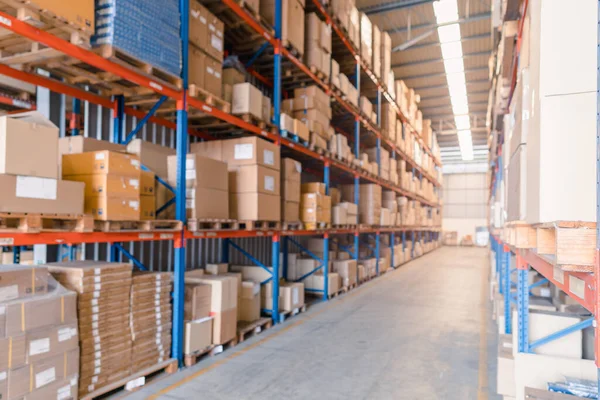 Endüstriyel depolama fabrikasının sanayi deposundaki kutularda seçici odaklı raflar.