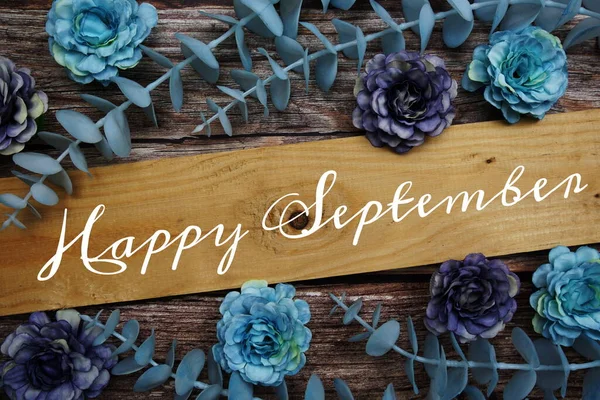 Mutlu Eylül Alfabesi Harfleri Çiçekler Ahşap Arka Planda Süslenir — Stok fotoğraf