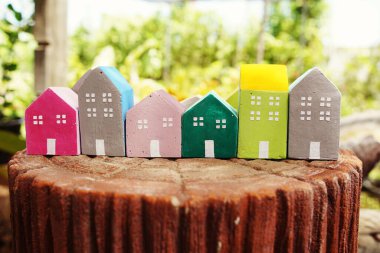 Renkli Minyatür evler Köy ve Gayrimenkul kavramı