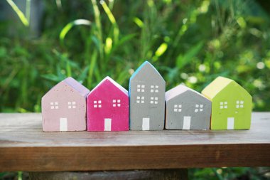 Renkli Minyatür evler Köy ve Gayrimenkul kavramı