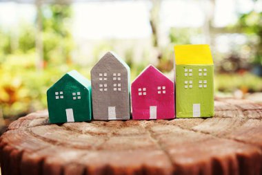 Renkli Minyatür evler Köy ve Gayrimenkul kavramı