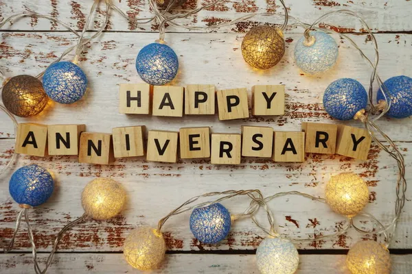 Happy Anniversary Alfabeto Lettera Con Palline Cotone Led Sfondo Legno — Foto Stock