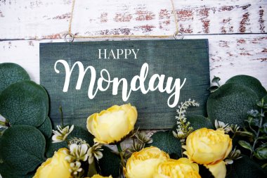 Ahşap zemin üzerinde çiçek süslemesi olan Pazartesi günü tipografi metnin kutlu olsun.