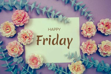 Mutlu Cuma daktilo metinleri ve çiçek süslemeleri mor arka planda