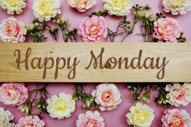 Mutlu Pazartesi daktilo metinleri ve pembe arkaplan üzerine çiçek süslemeleri