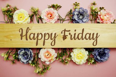 Mutlu Cuma daktilo metinleri ve çiçek süslemeleri pembe arka planda