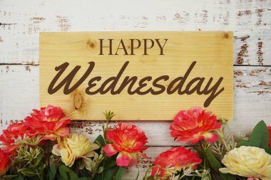 Çiçek kenar çerçeveli ahşap tahtalar üzerindeki mutlu çarşamba metinleri