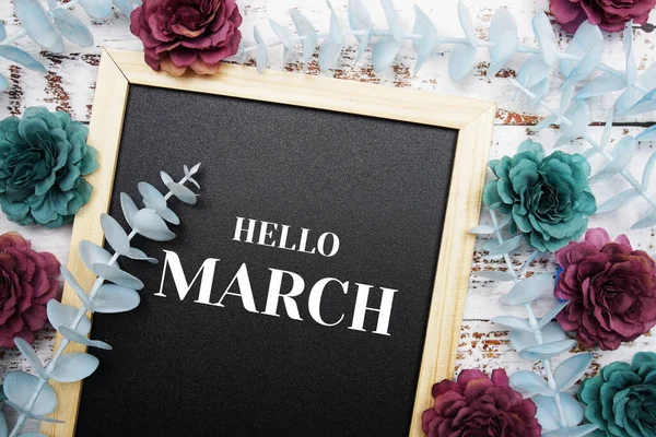 Hallo März Typografie Text Und Blumenschmuck Auf Tafel Hintergrund — Stockfoto
