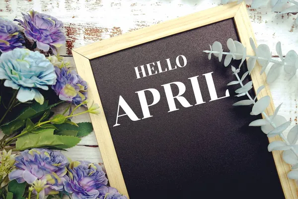 Hallo April Typografie Text Und Blumenschmuck Auf Tafel Hintergrund — Stockfoto