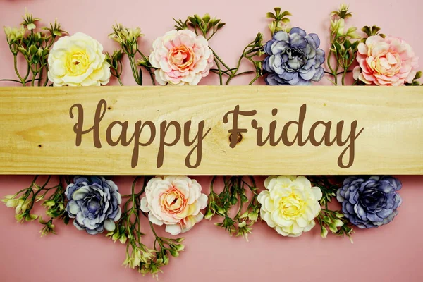 Mutlu Cuma daktilo metinleri ve çiçek süslemeleri pembe arka planda