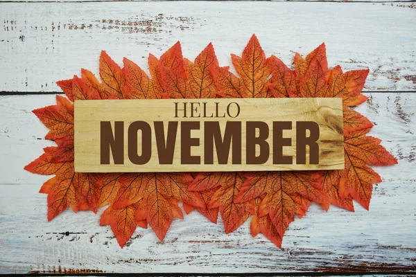 Текст Hello November Деревянных Досках Украшенных Листьями Карточек Деревянном Фоне — стоковое фото