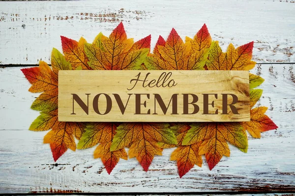 Текст Hello November Деревянных Досках Украшенных Листьями Карточек Деревянном Фоне — стоковое фото