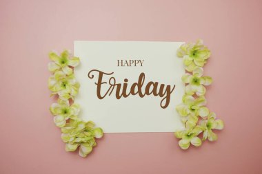 Pembe arka planda çiçek buketi olan mutlu Cuma günleri.