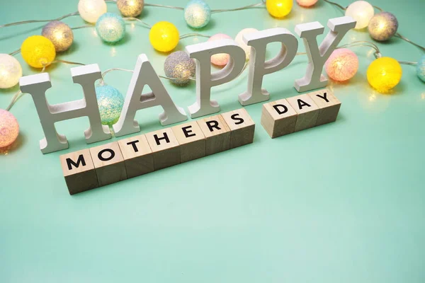 母亲节快乐字母表 绿色背景的Led棉球 — 图库照片